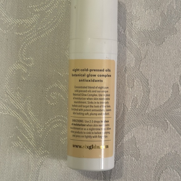 Six gldn Mini NOURISHING
FACE OIL
Intensely hydrates, conditions
15 ml 0.5 fl oz - Picture 14 of 14
